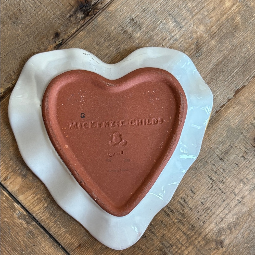 Mackenzie-Child's Courtly Check Fluted Heart Plate. Gilded edge. - Picture 3 of 3